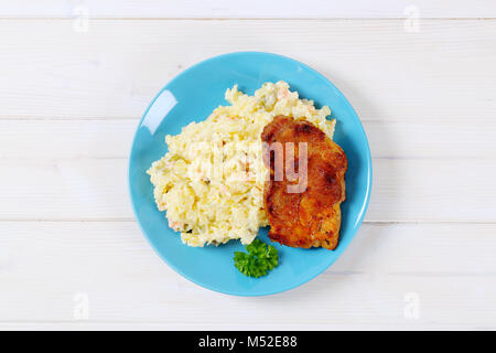 Poulet rôti avec la salade de pommes de terre sur la plaque turquoise Banque D'Images