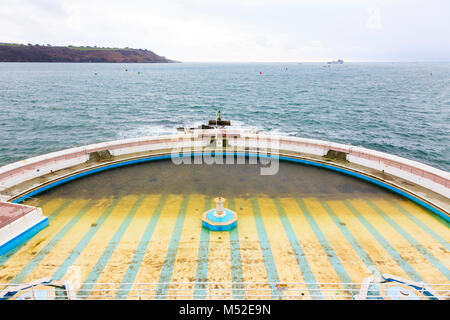 Tinside open air, art déco lido sur Plymouth Hoe, Plymouth, Devon, Angleterre. La piscine est vide, à part quelques mer sale comme c'est l'hiver. Banque D'Images