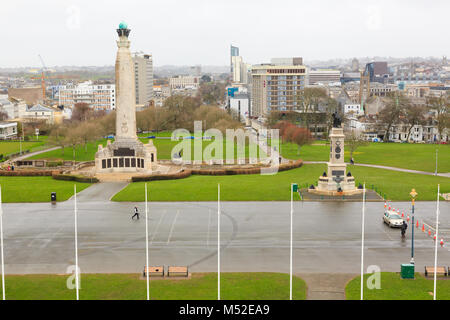 À la recherche sur Plymouth Memorial et le Naval Memorial Armada sur Plymouth Hoe de Smeaton's tower. Banque D'Images