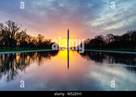Le lever du soleil sur le Monument de Washington et d'un miroir d'eau National Mall, Washington, DC Banque D'Images