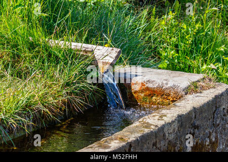 Les creux avec de l'eau claire d'une source Banque D'Images