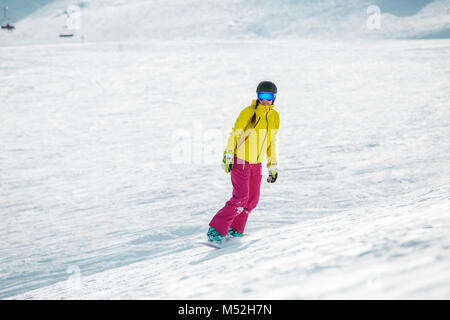 Photo de jeune athlète girl wearing helmet en sports de vêtements snowboard Banque D'Images