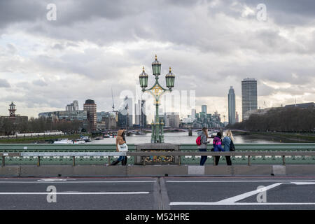 Au-dessus de Westminster Bridge à Londres sur la Tamise. Banque D'Images