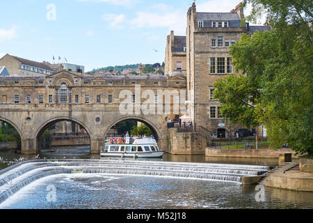 Pulteney Bridge et Pulteney Weir sur la rivière Avon à Bath, Somerset, Angleterre Royaume-Uni UK Banque D'Images