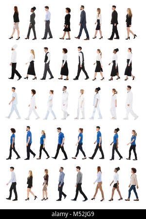 Ensemble de personnes avec différentes professions Walking in Line Over White Background Banque D'Images