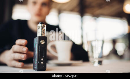 L'utilisation de la cigarette électronique pour fumer dans les lieux publics.restriction fumée,interdiction de fumer.En utilisant l'appareil avec des liquides aromatisés vaping.E-juice vaping nouvelles techno Banque D'Images