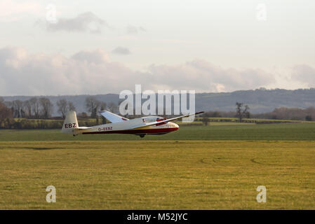 En venant d'un planeur à la terre sur une piste d'atterrissage à Wetzikon, Club de vol à Warwickshire. Banque D'Images