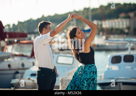 Romantic couple Dancing on the street.ayant une date romantique.célébration anniversaire.Valentines Day.date d'Anniversaire.Monsieur et madame.Manners.Traiter Banque D'Images