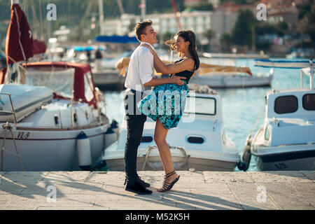 Romantic couple Dancing on the street.ayant une date romantique.célébration anniversaire.Valentines Day.date d'Anniversaire.Monsieur et madame.Manners.Traiter Banque D'Images