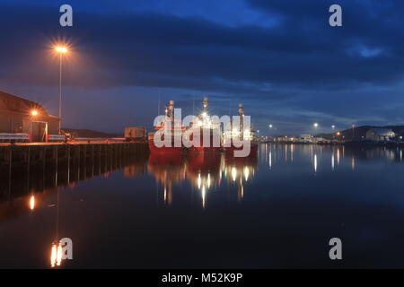 Port de Killybegs et plage.. Banque D'Images