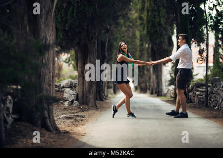 Romantic couple Dancing on the street.ayant une date romantique.célébration anniversaire.Valentines Day.date d'Anniversaire.Monsieur et madame.Manners.Traiter Banque D'Images