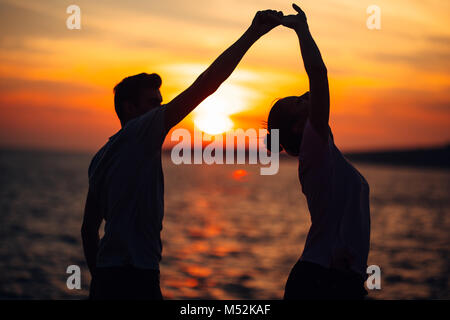 Romantic couple Dancing on the street.ayant une date romantique.célébration anniversaire.Valentines Day.date d'Anniversaire.Monsieur et madame.Manners.Traiter Banque D'Images