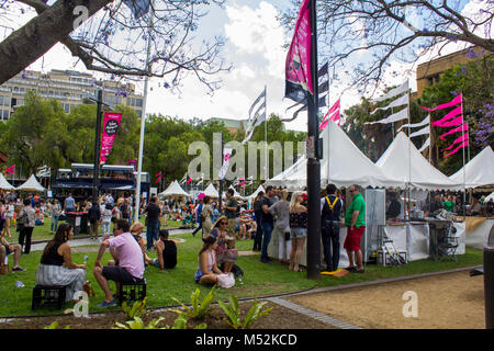 Sydney, Australie : Les gens dans un parc au cours d'une manifestation de rue à Sydney, Australie Banque D'Images