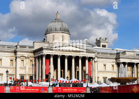 National Gallery Trafalgar Square Londres accueille le nouvel an chinois, bannières de célébration de Kung Hei Fat Choi. Lanternes chinoises et gens Banque D'Images