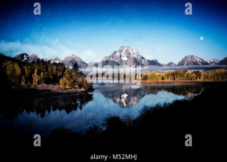 Mont Moran reflète dans les eaux calmes à Oxbow Bend de la Snake River. Grand Tetons (Wyoming). Banque D'Images