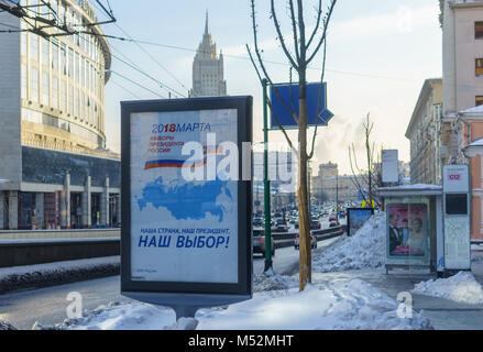 13 février 2018 Moscou, Russie. Une affiche avec des informations sur l'élection du Président de la Fédération de Russie à un arrêt d'autobus sur le jardin Banque D'Images