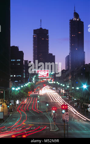 William Street à Sydney, en regardant vers la célèbre 'Coca Cola' signe à Kings Cross, Sydney, le red light district. Banque D'Images