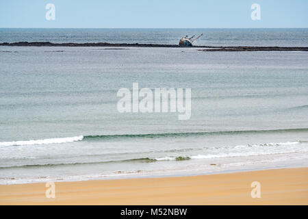 Grande plage de sable vide solitaire calme, eaux de Philorth, Fraserburgh, Aberdeenshire, Scotland, UK, avec le Souverain naufrage Banque D'Images