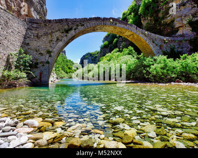 Vieux pont en pierre voûtée ancienne Kokkori Noutsou à Zagori Epiros, des montagnes Pindos en Grèce Banque D'Images