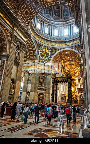 Cité du Vatican, CITÉ DU VATICAN - 17 MAI 2017 : Intérieur de la Basilique de Saint Pierre au Vatican. Banque D'Images
