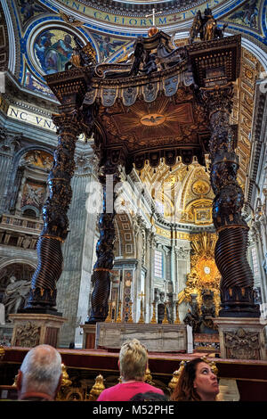 Cité du Vatican, CITÉ DU VATICAN - 17 MAI 2017 : Vue de l'autel principal (baldaquin, par Bernini) de la Basilique de Saint Pierre au Vatican. Banque D'Images