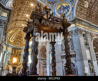 Cité du Vatican, CITÉ DU VATICAN - 17 MAI 2017 : Vue de l'autel principal (baldaquin, par Bernini) de la Basilique de Saint Pierre au Vatican. Banque D'Images