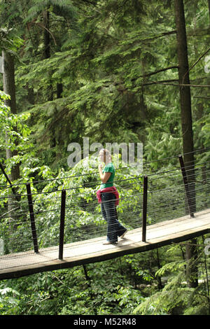 VANCOUVER, CANADA - 2 juillet 2007 : les visiteurs à explorer le Pont Suspendu de Capilano Capilano Park Aventure en haut des arbres. Banque D'Images