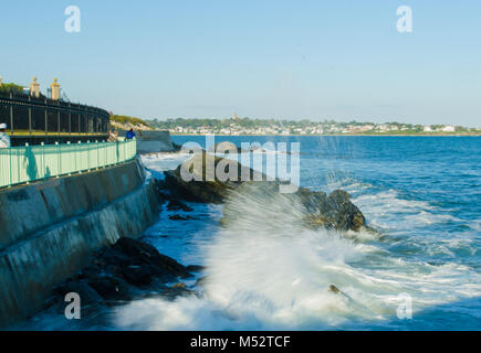Martèlement des vagues sur la falaise à pied à Newport, Rhode Island, USA. Banque D'Images