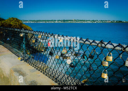 Locks fixé sur le grillage le long de l'amour sans fin du signal Cliff Walk à Newport, RI. Banque D'Images