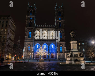 L'éclairage de nuit à la basilique Notre-Dame, l'église historique au centre du Vieux Montréal, Québec, Canada. Banque D'Images