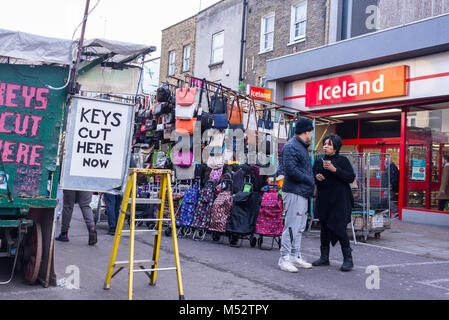 Les gens qui fréquentent la chapelle marché, tous les jours un marché de rue dans Angel, Islington, Londres, Royaume-Uni. L'Islande store sur chapelle rue du marché dans le backgrou Banque D'Images