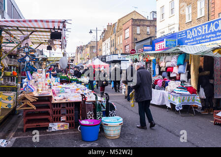 Personnes à pied et shopping autour de plusieurs échoppes à la chapelle, une rue du Marché quotidien du marché dans Angel, Islington, Londres, Royaume-Uni. Banque D'Images