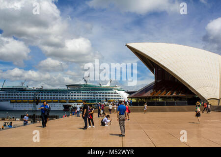 Les touristes à l'Opéra de Sydney et d'une croisière dans l'arrière-plan Banque D'Images