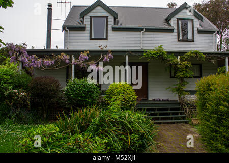 Maison en bois entrée avec beau jardin Banque D'Images