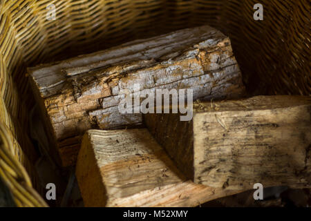 Bois de chauffage dans un panier en bois Banque D'Images