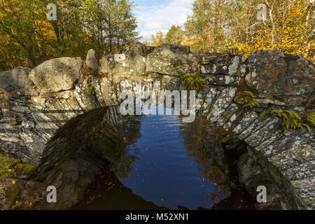 Passage de l'ancien pont sur une rivière en automne Banque D'Images