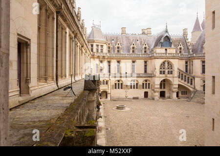 Cour intérieure avec vue sur la terrasse du château pierrefond Banque D'Images