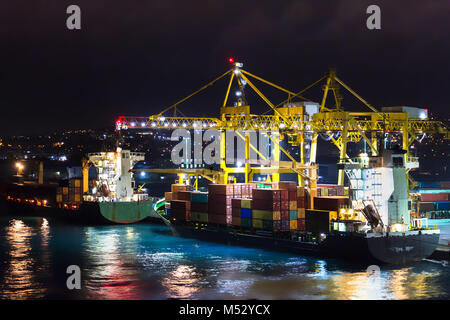 Une vue de la nuit du port de Bridgetown avec deux cargos amarré, la Barbade. Banque D'Images