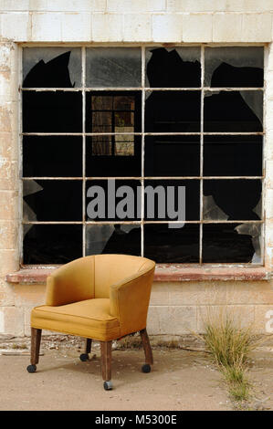 Un président est assis à l'extérieur d'un café abandonné dans l'Itinéraire 66 ville de Glenrio, sur la Texas-New Mexico border. Banque D'Images