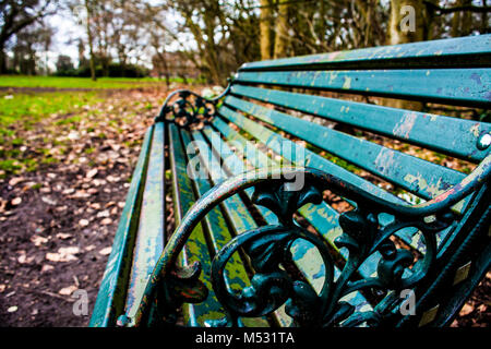 Banc vide en stationnement vous détendre mais seul. Calme journée ensoleillée en parc. Banque D'Images