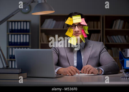 Businessman rester tard pour trier les priorités Banque D'Images