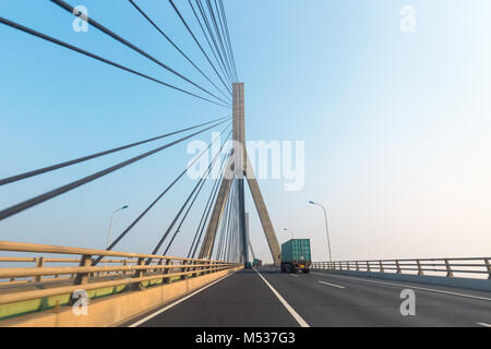 Camions porte-conteneurs sur le pont Banque D'Images