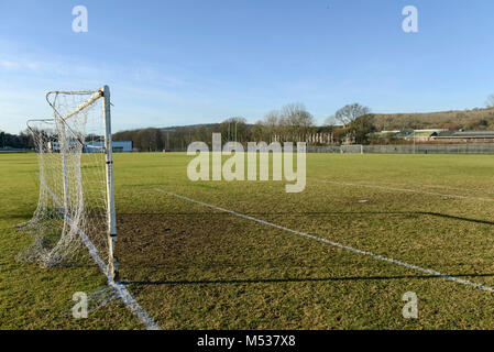 Terrains de sport scolaire et emplacements marqués pour les sports comme le football et rugby avec de l'herbe coupé nettement Banque D'Images