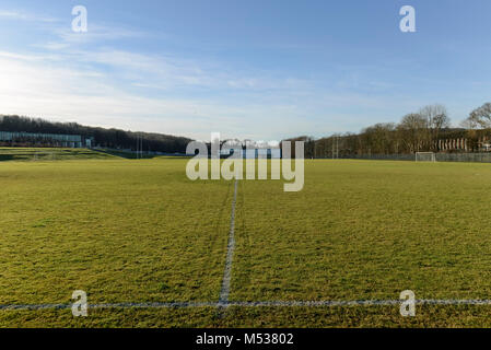 Terrains de sport scolaire et emplacements marqués pour les sports comme le football et rugby avec de l'herbe coupé nettement Banque D'Images