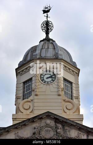 Une girouette ou décoratives sur le haut d'un Géorgien de conception architecturale ou victorien tour avec une horloge sur un club dans la ville de Southampton. Banque D'Images