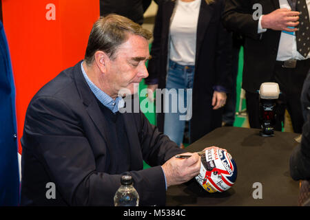 Nigel Mansell de signer des autographes pour les fans à la London Classic Car Show & Historic Motorsport Show International à ExCel Banque D'Images