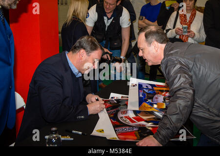 Nigel Mansell de signer des autographes pour les fans à la London Classic Car Show & Historic Motorsport Show International à ExCel Banque D'Images