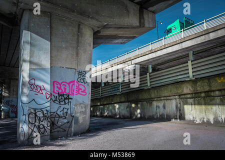 Piliers de béton et graffiti en dessous de la A4/M4 Chiswick Flyover dans l'ouest de Londres, Angleterre, Royaume-Uni Banque D'Images