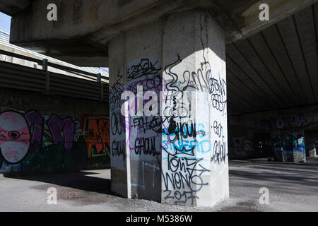 Le Graffiti au-dessous de la A4/M4 Chiswick Flyover dans l'ouest de Londres, Royaume-Uni Banque D'Images