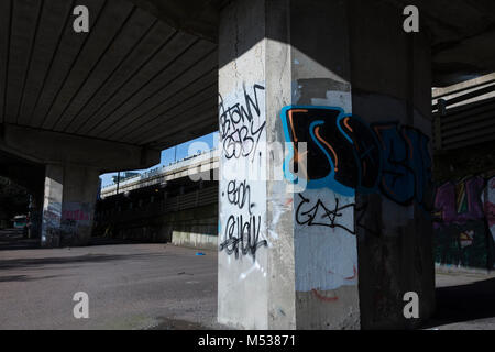 Le Graffiti au-dessous de la A4/M4 Chiswick Flyover dans l'ouest de Londres, Royaume-Uni Banque D'Images